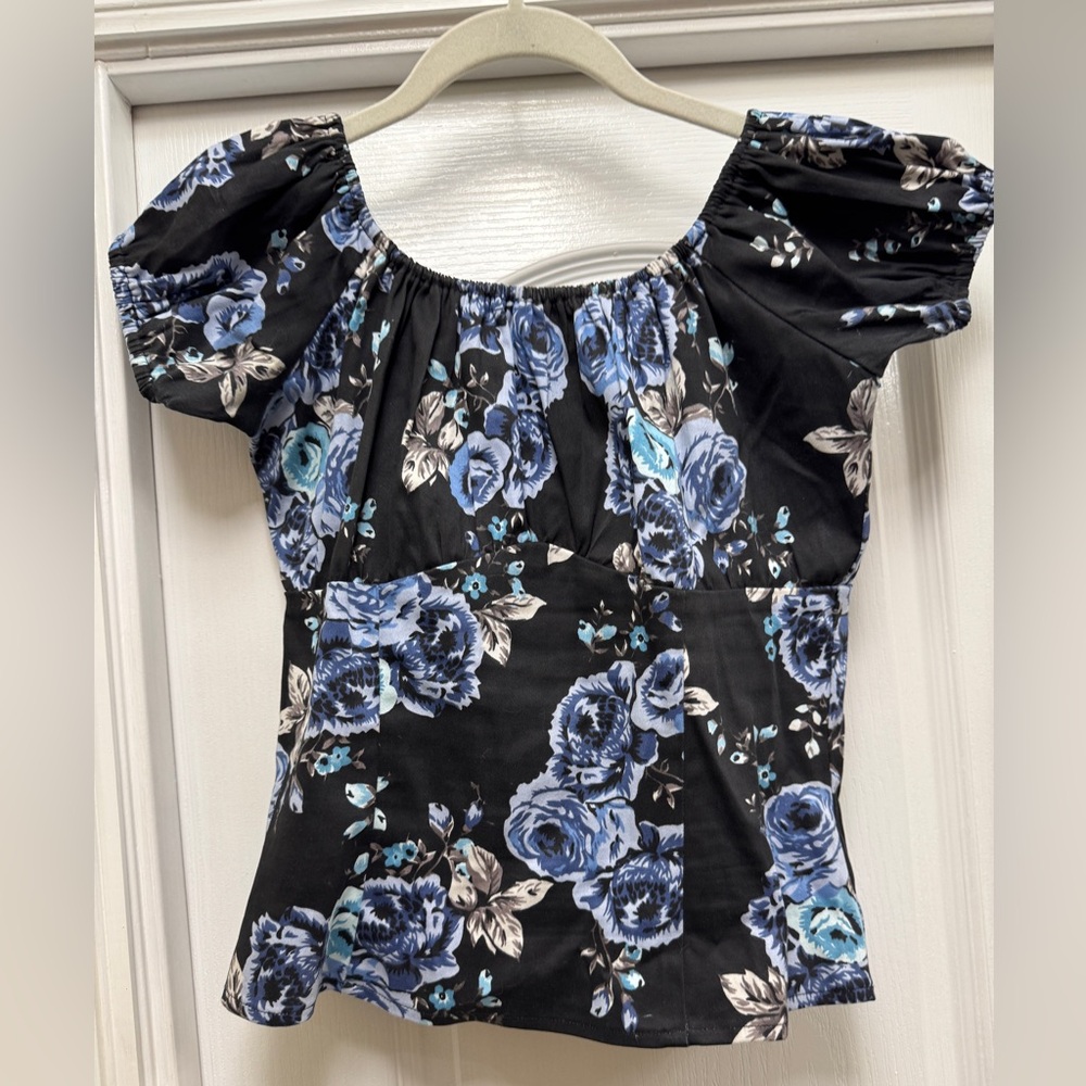 Pinup Couture darling floral top - with perfect stretch.    Looks new.   Size M
